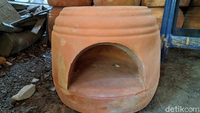 Laris Manis Bisnis Tungku Made in Ponorogo di Kala Pandemi Usaha tungku di Ponorogo masih bergeliat dan meraup cuan meski di tengah pandemi. Pengusaha tungku ini masih panen cuan dengan jual ratusan tungku sebulan.