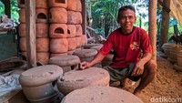 Usaha yang ia geluti sejak 2009 ini, lanjut Widodo, masih berjalan dengan lancar hingga saat ini. Namun karena ada pandemi COVID-19, omzetnya sempat menurun. Sebelum pandemi bisa 1.200 buah tungku per bulan, sekarang 600 buah, terang Widodo. Usaha yang ia geluti sejak 2009 ini, lanjut Widodo, masih berjalan dengan lancar hingga saat ini. Namun karena ada pandemi COVID-19, omzetnya sempat menurun. Sebelum pandemi bisa 1.200 buah tungku per bulan, sekarang 600 buah, terang Widodo.