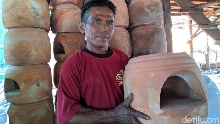 Laris Manis Bisnis Tungku Made in Ponorogo di Kala Pandemi Usaha tungku di Ponorogo masih bergeliat dan meraup cuan meski di tengah pandemi. Pengusaha tungku ini masih panen cuan dengan jual ratusan tungku sebulan.