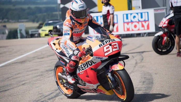HOHENSTEIN-ERNSTTHAL, GERMANY - JUNE 19: Marc Marquez of Spain and Repsol Honda Team returns in box during the MotoGP of Germany - Qualifying at Sachsenring Circuit on June 19, 2021 in Hohenstein-Ernstthal, Germany. (Photo by Mirco Lazzari gp/Getty Images)