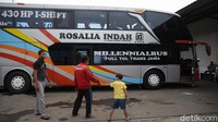 Meski begitu, tak sedikit warga yang memilih untuk tetap melakukan perjalanan ke luar kota di tengah melonjaknya kasus COVID-19 di Tanah Air.