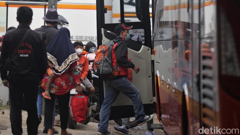Masih Ada Warga yang Mudik di Tengah Meningkatnya Kasus COVID-19 Sejumlah daerah di RI kian waspada usai melonjaknya kasus COVID-19 pascalebaran. Meski begitu, masih ada warga yang nekat melakukan perjalanan ke luar kota.