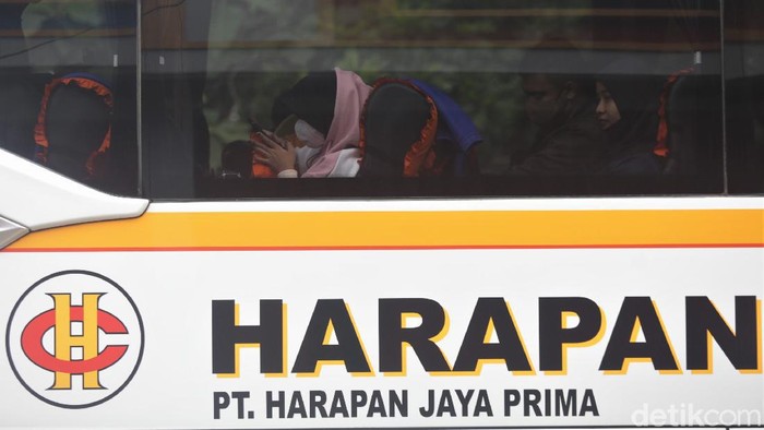 Masih Ada Warga yang Mudik di Tengah Meningkatnya Kasus COVID-19 Sejumlah daerah di RI kian waspada usai melonjaknya kasus COVID-19 pascalebaran. Meski begitu, masih ada warga yang nekat melakukan perjalanan ke luar kota.