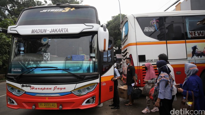 Sejumlah daerah di RI kian waspada usai melonjaknya kasus COVID-19 pascalebaran. Meski begitu, masih ada warga yang nekat melakukan perjalanan ke luar kota.