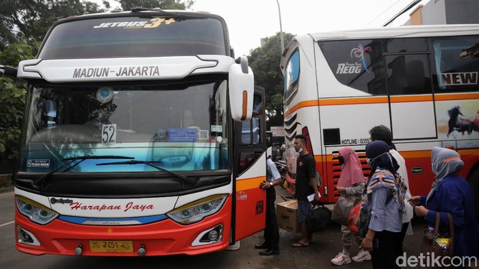 Masih Ada Warga yang Mudik di Tengah Meningkatnya Kasus COVID-19 Sejumlah daerah di RI kian waspada usai melonjaknya kasus COVID-19 pascalebaran. Meski begitu, masih ada warga yang nekat melakukan perjalanan ke luar kota.