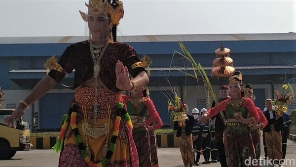 Tarian cucuk lampah mengawali, menunjukkan kemana arah kaki sang pengantin harus melangkah. Kala seorang wanita dan lelaki berbusana pengantin Jawa bertemu ditengah lapangan. Tarian cucuk lampah mengawali, menunjukkan kemana arah kaki sang pengantin harus melangkah. Kala seorang wanita dan lelaki berbusana pengantin Jawa bertemu ditengah lapangan.