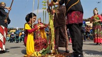 Seperti layaknya prosesi dalam ritual pengantin Jawa,  pengantin wanita membasuh bagian bawah pohon tebu lanang. Bagian ini, sebagai simbol pengabdian seorang istri kepada sang suami.  