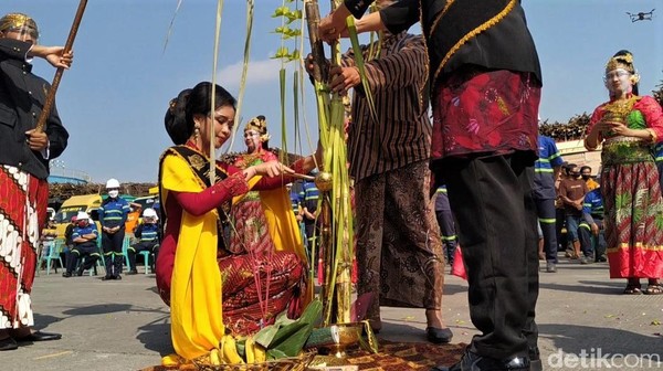 Seperti layaknya prosesi dalam ritual pengantin Jawa, pengantin wanita membasuh bagian bawah pohon tebu lanang. Bagian ini, sebagai simbol pengabdian seorang istri kepada sang suami. Seperti layaknya prosesi dalam ritual pengantin Jawa, pengantin wanita membasuh bagian bawah pohon tebu lanang. Bagian ini, sebagai simbol pengabdian seorang istri kepada sang suami.