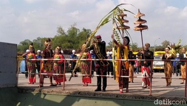 Ketika kedua tebu telah dipersatukan, selanjutnya pengantin membawanya menuju mesin penggilingan. Di lorong berjalan inilah, tebu-tebu akan dilemparkan untuk diproses menjadi gula. Ketika kedua tebu telah dipersatukan, selanjutnya pengantin membawanya menuju mesin penggilingan. Di lorong berjalan inilah, tebu-tebu akan dilemparkan untuk diproses menjadi gula.