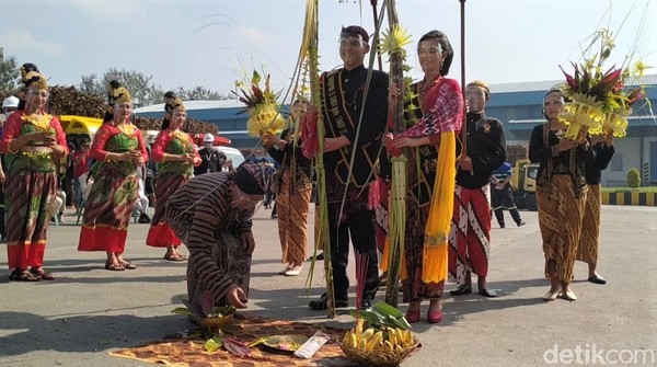 Kala seorang wanita dan lelaki berbusana pengantin Jawa bertemu di tengah lapangan. (Erliana Riady/Detikcom) Kala seorang wanita dan lelaki berbusana pengantin Jawa bertemu di tengah lapangan. (Erliana Riady/Detikcom)