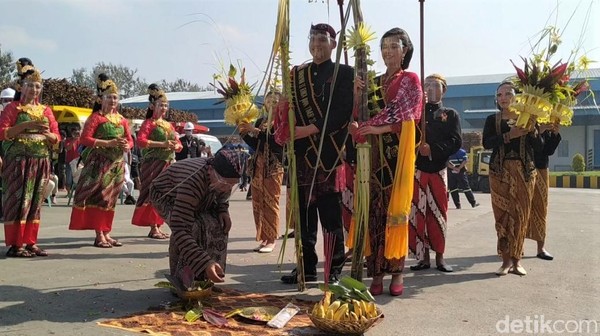 Iringan gamelan Kebo Giro memenuhi areal parkir pabrik gula Rejoso Manis Indo (RMI). Harum dupapun semerbak mengangkasa, ketika iringan pengantin Jawa diikuti pembawa kembar mayang dan seserahan menapaki landasan beton untuk menuju tengah lapangan. Iringan gamelan Kebo Giro memenuhi areal parkir pabrik gula Rejoso Manis Indo (RMI). Harum dupapun semerbak mengangkasa, ketika iringan pengantin Jawa diikuti pembawa kembar mayang dan seserahan menapaki landasan beton untuk menuju tengah lapangan.