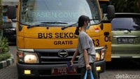 Pasien COVID-19 menuju bus sekolah untuk dibawa ke Wisma Atlit di Puskemas Menteng, Jakarta, Minggu (20/6/2021).