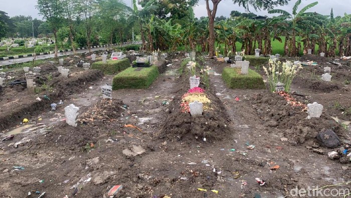 Pemakaman COVID-19 di Babat Jerawat, Surabaya