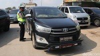 Diketahui, petugas gabungan melakukan penyekatan di check point Cileunyi, Kabupaten Bandung. Kendaraan luar kota, yang hendak melakukan perjalanan ke kawasan Bandung Raya menjadi sasaran.