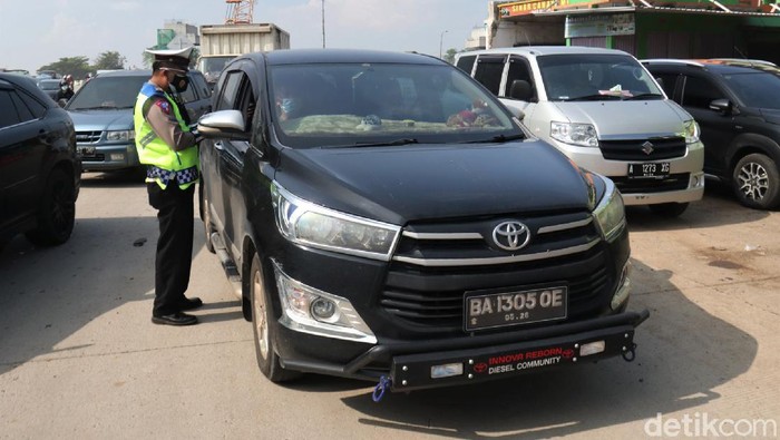 Petugas gabungan melakukan penyekatan di check point Cileunyi. Para pengendara yang tak dapat menunjukkan surat bebas COVID-19 pun dites rapid antigen.