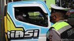 Penyekatan di Exit Tol Cileunyi, 50 Pengendara Dites Rapid Antigen
