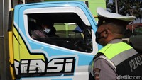Pantauan detikcom, Minggu (20/6/2021) penyekatan ini dilakukan di jalur arteri setelah Exit Tol Cileunyi, tepatnya sebelum Pasar Cileunyi atau yang mengarah ke perbatasan Cibiru, Kota Bandung.