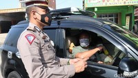 Petugas gabungan yang terdiri dari personel TNI, Polri, Satpol PP, Dishub dan Dinkes Kabupaten Bandung terlibat dalam kegiatan ini. Kendaraan berpelat nomor luar kota seperti dari Jakarta, Bodebek dan sekitarnya diberhentikan di check point tersebut. 