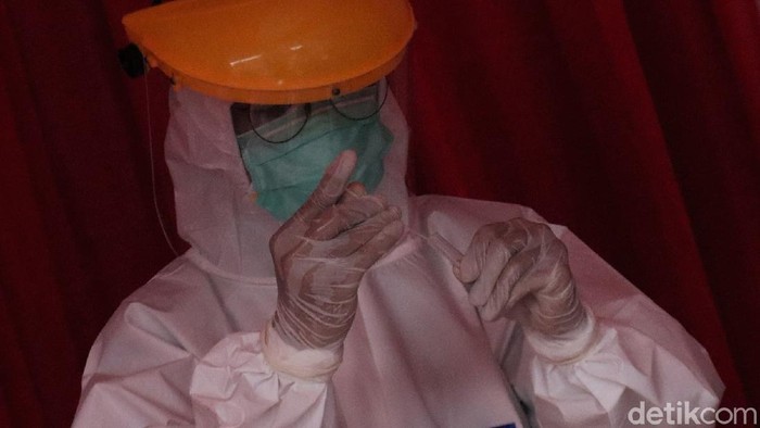 Penyekatan di Exit Tol Cileunyi, 50 Pengendara Dites Rapid Antigen Petugas gabungan melakukan penyekatan di check point Cileunyi. Para pengendara yang tak dapat menunjukkan surat bebas COVID-19 pun dites rapid antigen.