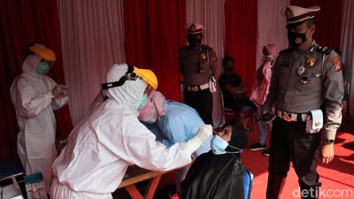 Penyekatan di Exit Tol Cileunyi, 50 Pengendara Dites Rapid Antigen