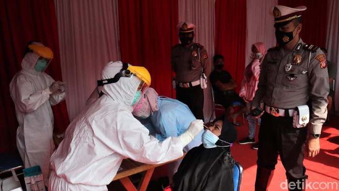 Petugas gabungan melakukan penyekatan di check point Cileunyi. Para pengendara yang tak dapat menunjukkan surat bebas COVID-19 pun dites rapid antigen.
