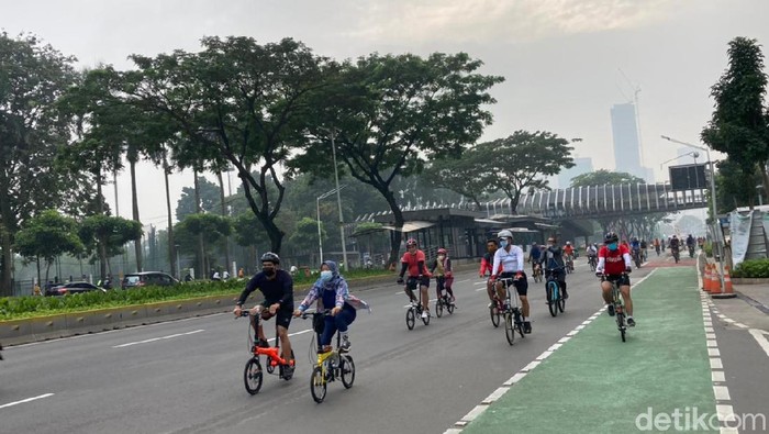 Banyak Sepeda Keluar Jalur Khusus Di Jalan Sudirman Thamrin Pagi Ini