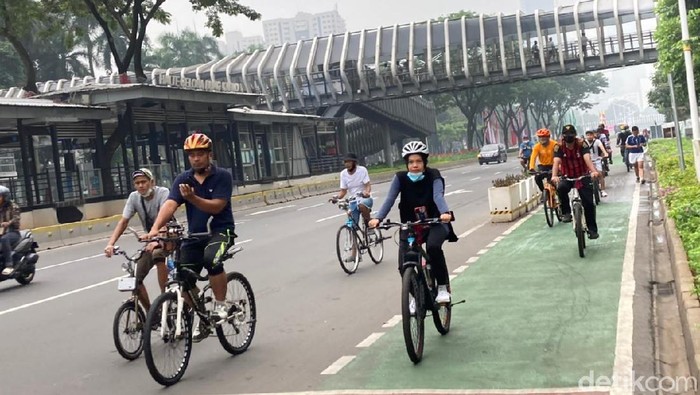 Pesepeda keluar jalur di Jalan Sudirman-Thamrin Jakpus, Minggu (20/6)