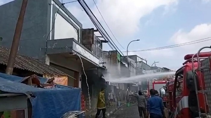 Petugas padamkan ruko di Sukabumi yang terbakar.