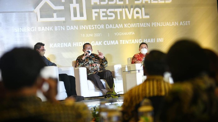Direktur Utama Bank BTN Haru Koesmahargyo (tengah) didampingi Direktur Wholesale Risk and Asset Management Bank BTN Elisabeth Novie Riswanti berbincang dengan Presiden Direktur PT ERA Indonesia Darmadi Darmawangsa (kiri) saat acara BTN Asset Festival Nasional yang diselenggarakan pekan lalu di Yogyakarta. Dalam gelaran BTN Asset Sales Festival Tahun 2021 tersebut, Bank BTN menargetkan dapat menjual aset sekitar Rp600 miliar hingga Rp700 miliar. Dengan penjualan aset potensial tersebut diharapkan perseroan dapat melakukan Recovery Asset untuk mendukung perbaikan kualitas kredit yang diperkirakan akan mencapai di atas Rp2 triliun.