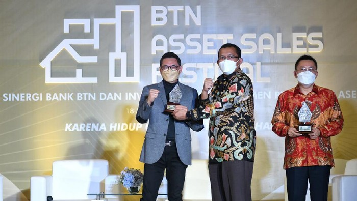 Direktur Utama Bank BTN Haru Koesmahargyo (tengah) didampingi Direktur Wholesale Risk and Asset Management Bank BTN Elisabeth Novie Riswanti berbincang dengan Presiden Direktur PT ERA Indonesia Darmadi Darmawangsa (kiri) saat acara BTN Asset Festival Nasional yang diselenggarakan pekan lalu di Yogyakarta. Dalam gelaran BTN Asset Sales Festival Tahun 2021 tersebut, Bank BTN menargetkan dapat menjual aset sekitar Rp600 miliar hingga Rp700 miliar. Dengan penjualan aset potensial tersebut diharapkan perseroan dapat melakukan Recovery Asset untuk mendukung perbaikan kualitas kredit yang diperkirakan akan mencapai di atas Rp2 triliun.