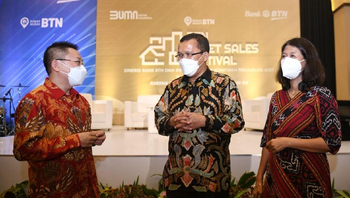 Direktur Utama Bank BTN Haru Koesmahargyo (tengah) didampingi Direktur Wholesale Risk and Asset Management Bank BTN Elisabeth Novie Riswanti berbincang dengan Presiden Direktur PT ERA Indonesia Darmadi Darmawangsa (kiri) saat acara BTN Asset Festival Nasional yang diselenggarakan pekan lalu di Yogyakarta. Dalam gelaran BTN Asset Sales Festival Tahun 2021 tersebut, Bank BTN menargetkan dapat menjual aset sekitar Rp600 miliar hingga Rp700 miliar. Dengan penjualan aset potensial tersebut diharapkan perseroan dapat melakukan Recovery Asset untuk mendukung perbaikan kualitas kredit yang diperkirakan akan mencapai di atas Rp2 triliun.