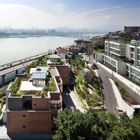 Bagaimana dengan V? Ia memilih kawasan Gangnam. Pada 2019, seperti dikabarkan Lifestyle Asia, V membeli sebuah apartemen bernama SK Apelbaum seharga US$ 4,5 juta. Foto: Dok. Instagram/YouTube