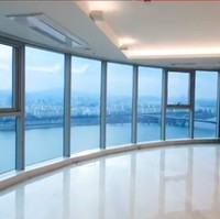 Jin diketahui juga mempunyai properti di Hannam. Namun menurut Business Korea, rumah tersebut dibelinya seharga US$ 3,4 juta sebagai hadiah untuk kedua orangtuanya pada 2020. So sweet! Foto: Dok. Instagram/YouTube