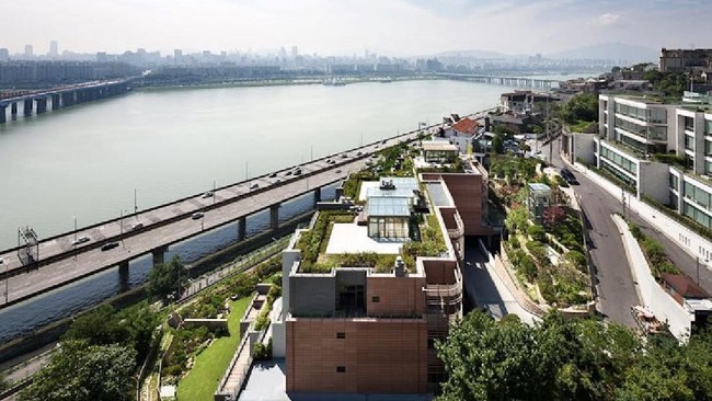 Bagaimana dengan V? Ia memilih kawasan Gangnam. Pada 2019, seperti dikabarkan Lifestyle Asia, V membeli sebuah apartemen bernama SK Apelbaum seharga US$ 4,5 juta. Foto: Dok. Instagram/YouTube