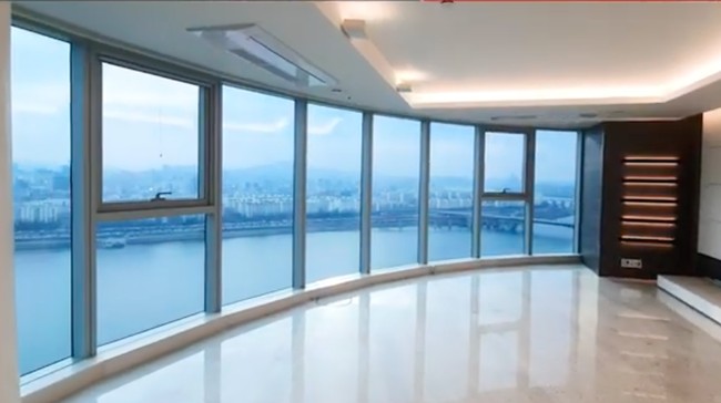 Jin diketahui juga mempunyai properti di Hannam. Namun menurut Business Korea, rumah tersebut dibelinya seharga US$ 3,4 juta sebagai hadiah untuk kedua orangtuanya pada 2020. So sweet! Foto: Dok. Instagram/YouTube