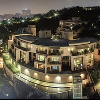 Nine One Hannam, sebuah kompleks apartemen mewah berjulukan Beverly Hills-nya Korea menjadi pilihan RM dan Jimin. Tak tanggung-tanggung, mereka menggelontorkan uang hampir US$ 6 juta atau sekitar Rp 86 miliar. Berlokasi dekat Sungai Han dan Gunung Namsan, apartemen tersebut dilengkapi fasilitas VVIP seperti ruang pesta, lapangan golf, dan lounge fancy. Foto: Dok. Instagram/YouTube