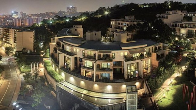 Nine One Hannam, sebuah kompleks apartemen mewah berjulukan Beverly Hills-nya Korea menjadi pilihan RM dan Jimin. Tak tanggung-tanggung, mereka menggelontorkan uang hampir US$ 6 juta atau sekitar Rp 86 miliar. Berlokasi dekat Sungai Han dan Gunung Namsan, apartemen tersebut dilengkapi fasilitas VVIP seperti ruang pesta, lapangan golf, dan lounge fancy. Foto: Dok. Instagram/YouTube