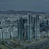 Seoul Forest Trimage dikenal sebagai salah satu kompleks perumahan favorit para idol, termasuk J-Hope. Ia diketahui pernah membeli sebuah properti di sana pada 2016, menyusul kemudian Jungkook. Allkpop mengabarkan, Jungkook sudah memiliki dua flat di Seoul Forest Trimage. Foto: Dok. Instagram/YouTube