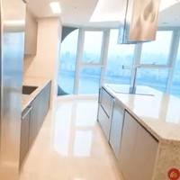 Pada November 2020, Jungkook dikabarkan membeli rumah baru lagi, kali ini di kawasan Itaewon. Tak tanggung-tanggung, rumah dua lantai tersebut bernilai US$ 7 juta atau sekitar Rp 101 miliar. Foto: Dok. Instagram/YouTube