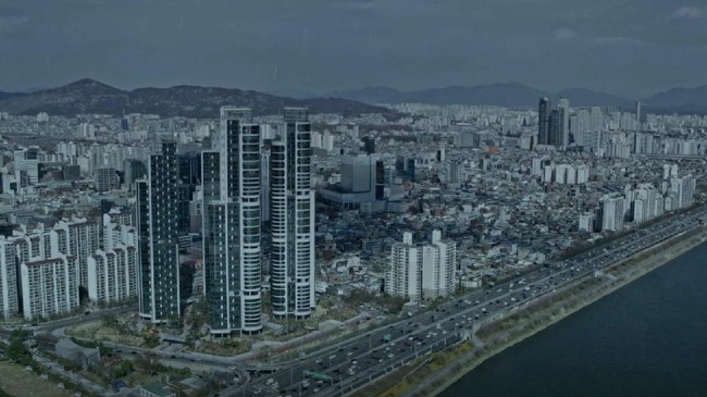 Seoul Forest Trimage dikenal sebagai salah satu kompleks perumahan favorit para idol, termasuk J-Hope. Ia diketahui pernah membeli sebuah properti di sana pada 2016, menyusul kemudian Jungkook. Allkpop mengabarkan, Jungkook sudah memiliki dua flat di Seoul Forest Trimage. Foto: Dok. Instagram/YouTube