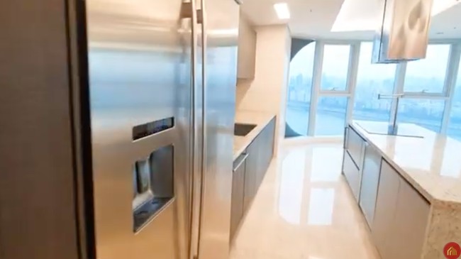 Pada November 2020, Jungkook dikabarkan membeli rumah baru lagi, kali ini di kawasan Itaewon. Tak tanggung-tanggung, rumah dua lantai tersebut bernilai US$ 7 juta atau sekitar Rp 101 miliar. Foto: Dok. Instagram/YouTube