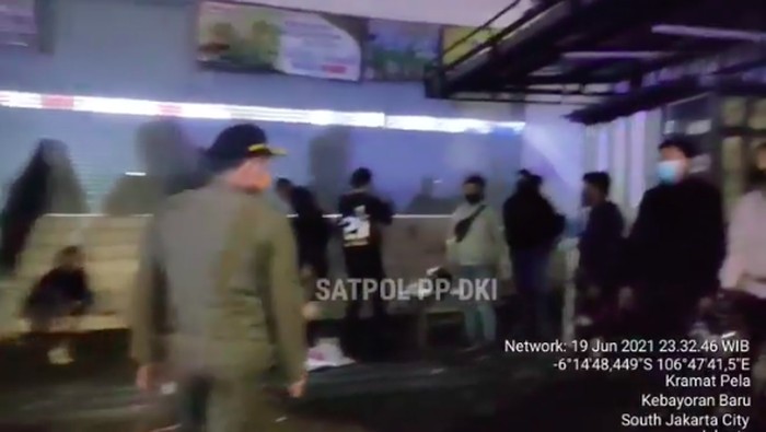 Satpol PP DKI Bubarkan Kerumunan Tengah Malam (Instagram Satpol PP DKI)