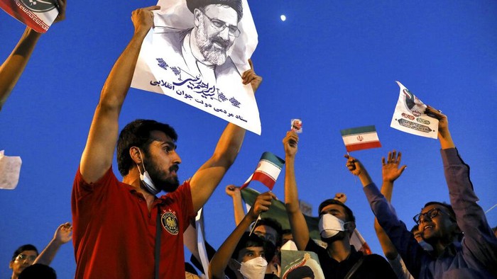 Ebrahim Raisi unggul dalam penghitungan suara pemilihan presiden Iran. Para pendukungnya turun ke jalan rayakan kemenangan Raisi. Ini potretnya.