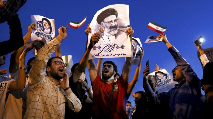 Sorak Sorai Warga Iran Rayakan Kemenangan Ebrahim Raisi Ebrahim Raisi unggul dalam penghitungan suara pemilihan presiden Iran. Para pendukungnya turun ke jalan rayakan kemenangan Raisi. Ini potretnya.