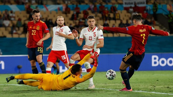 Foto Momen Spanyol di Depan Gawang Polandia tapi Tidak Gol Juga
