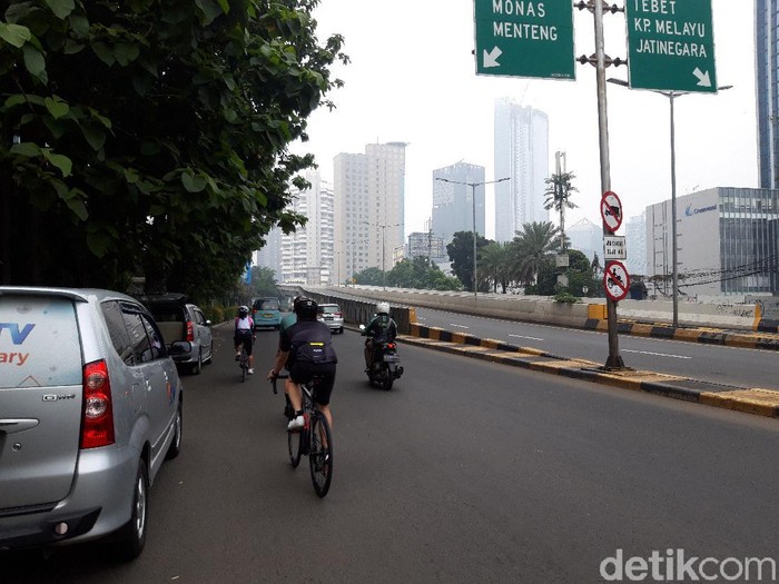 Suasana JLNT Kp Melayu, Minggu (20/6) yang ditiadakan jalur khusus road bike