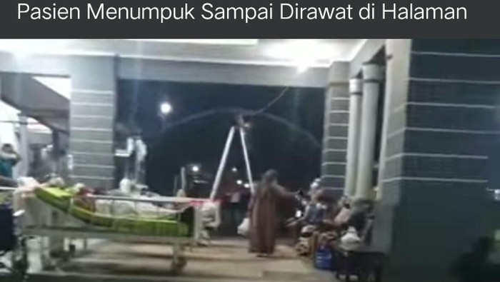 Suasana pasien dirawat di halaman RS Kelet, Jepara