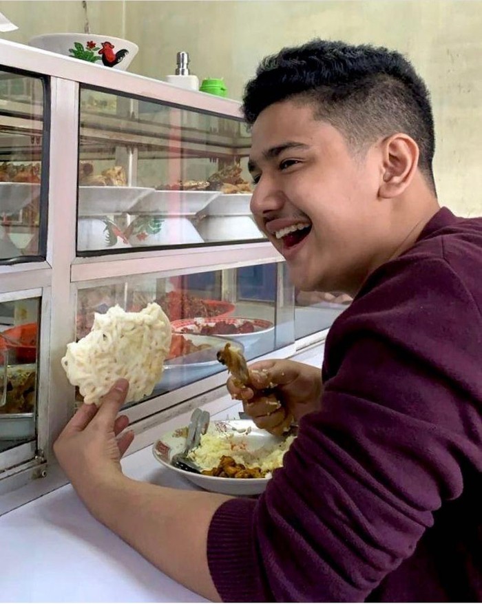 Gaya Keren Syakir Daulay saat Bakar Sate dan Makan Jagung