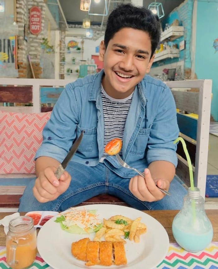 Syakir Daulay Gaya Keren Syakir Daulay saat Bakar Sate dan Makan Jagung