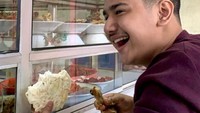 Sosoknya juga dikenal sederhana, Syakir Daulay bahkan tak gengsi saat makan di warteg. Foto: Instagram @syakirdaulay